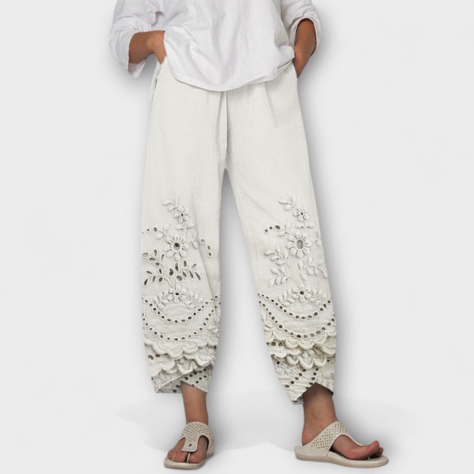 Spitzenhose mit floralen Stickereien, weitem Bein und dekorativem Saum, beige
