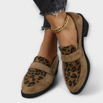 Braune Damenschuhe mit Leopardenmuster-Vorderseite, Riemen oben und schwarzer Sohle