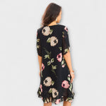 Elegantes Chiffonkleid in Schwarz mit großem Blumenmuster, Rückansicht, kurze Ärmel.