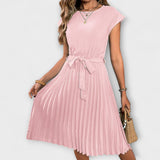 Midikleid mit kurzen Ärmeln, O-Ausschnitt und plissiertem Rock, taillengürtel gebunden, rosé.