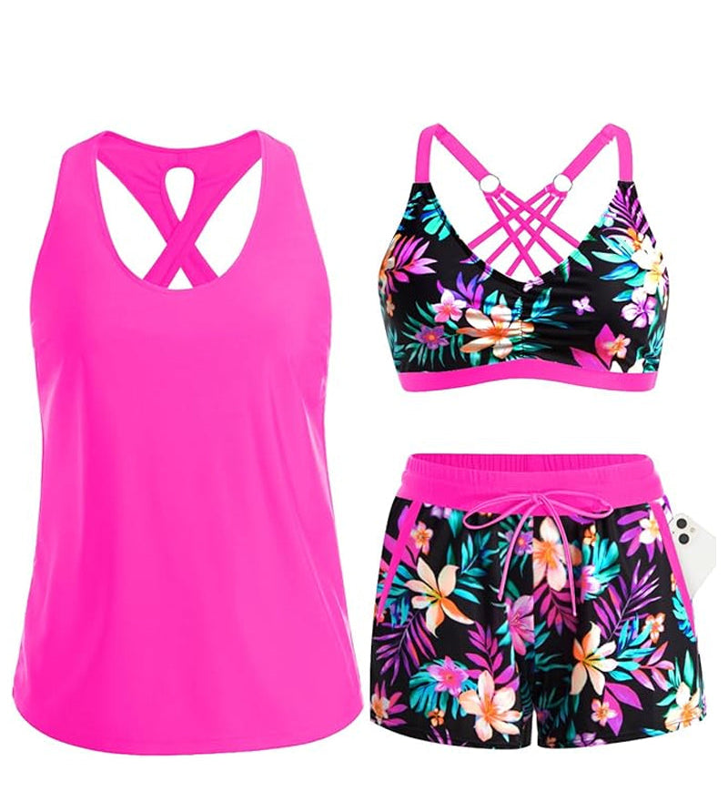 Dreiteiliges Tankini-Set: fuchsia Tanktop, floraler Bikini-BH mit Kreuzträgern, Shorts.