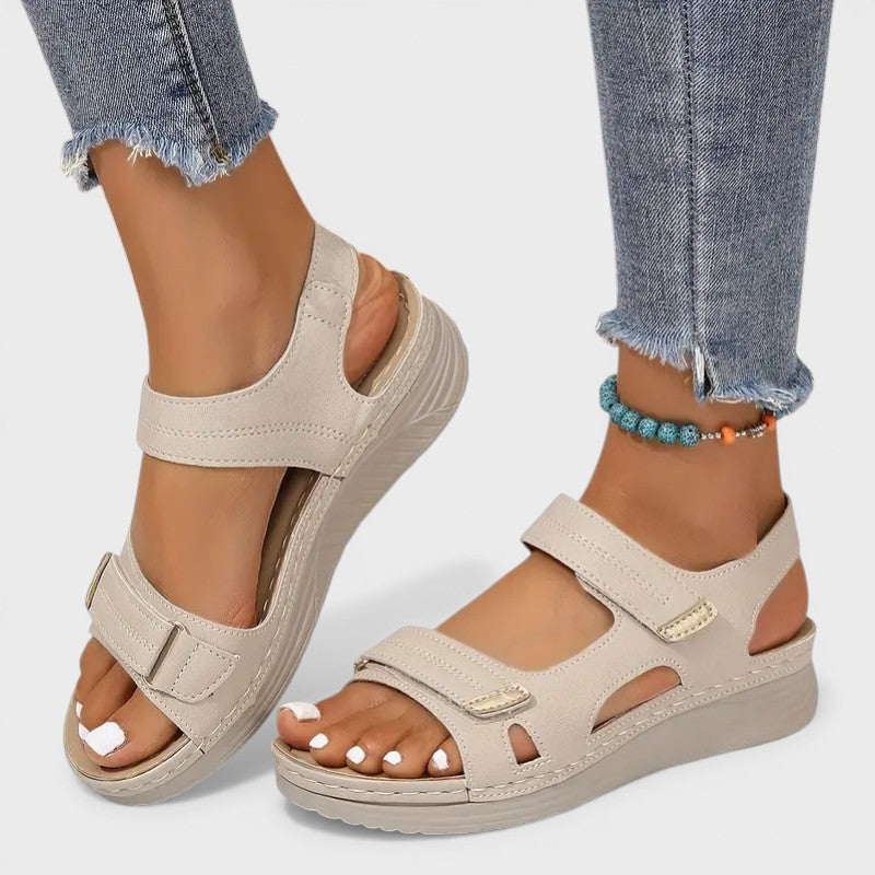 Beige orthopädische Wedge-Sandale mit Klettriemen und offener Zehenpartie