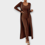 Dreiteiliges Strickset: langärmliger Oberteil, Hose und langer offener Cardigan, dunkelbraun
