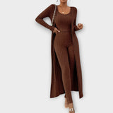Dreiteiliges Strickset: langärmliger Oberteil, Hose und langer offener Cardigan, dunkelbraun