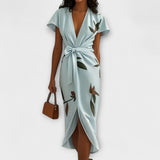 Hellblaues Satin-Wickelkleid mit V-Ausschnitt, Bindegürtel, kurzem Ärmel und Blütenprint.