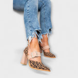 Leoparden-Sandalen mit Absatz, beige Riemen und Schnalle, Blockabsatz
