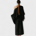 Kimono-Kleid aus Leinen-Baumwolle in Schwarz, Rückansicht mit breiten Armausschnitten