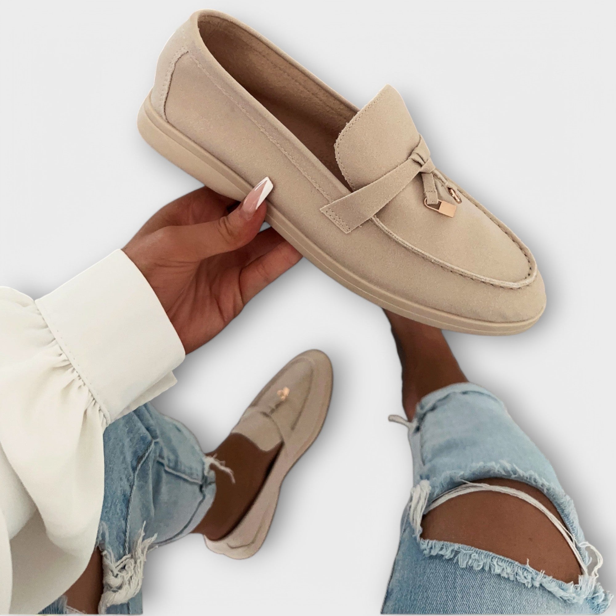 Beiger Slipper mit Schnallenriemen und Zierband vorn