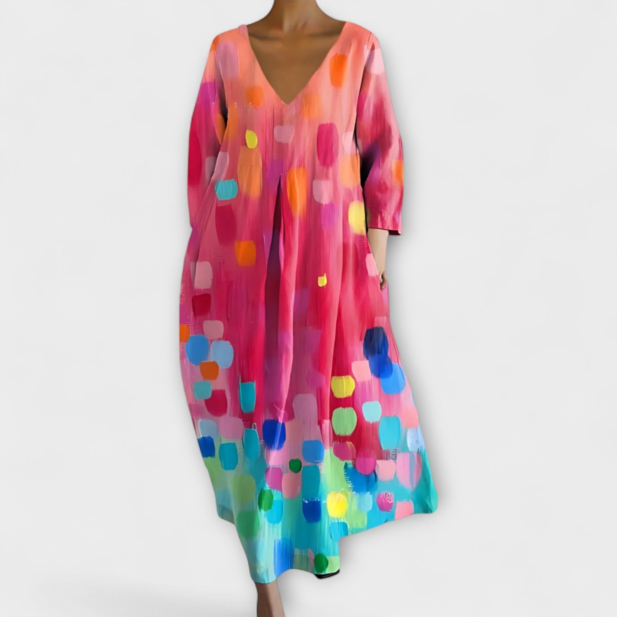 Langes Kleid mit V-Ausschnitt, 3/4-Ärmeln und buntem Muster aus Quadraten.