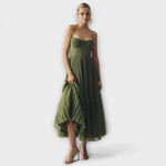 Olivgrünes Midikleid mit dünnen Trägern und gerafftem Brustbereich, Faltenrock