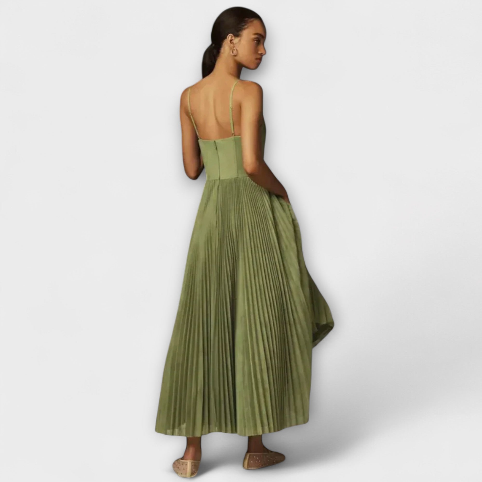 Olivgrünes Midi-Trägerkleid mit schmalen Trägern und Faltenrock, Rückansicht