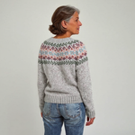 Grauer Strickpullover mit Rundhals, langem Arm und Norweger-Muster auf dem Rücken