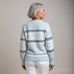 Pullover mit Stehkragen, hellblauem Zackenmuster und Norwegerstreifen auf der Rückseite
