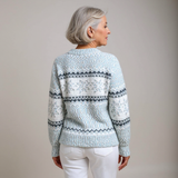 Pullover mit Stehkragen, hellblauem Zackenmuster und Norwegerstreifen auf der Rückseite