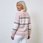 Pullover mit Stehkragen, rosafarbenem Strick und Norwegerstreifen auf Rückenansicht