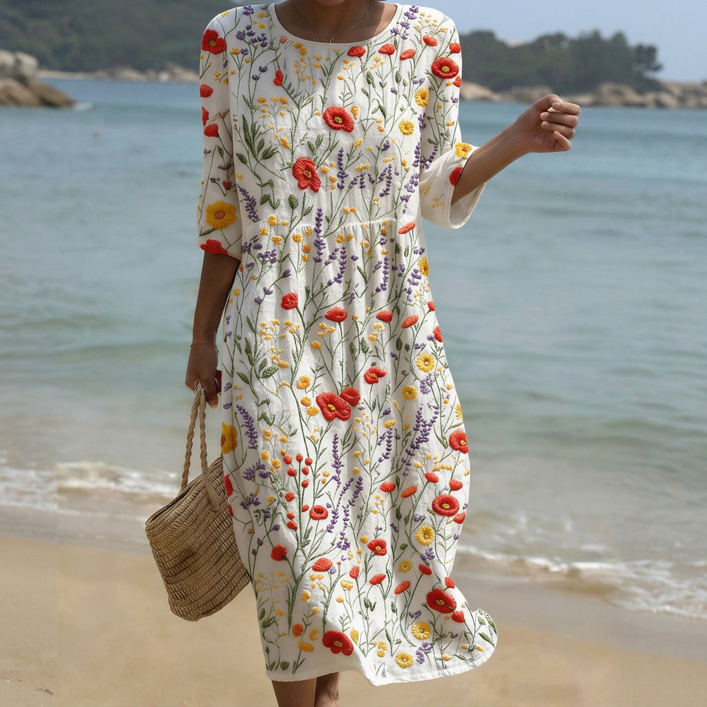 Kleid mit Rundhalsausschnitt, kurzen Ärmeln und buntem Blumenmuster auf hellem Grund