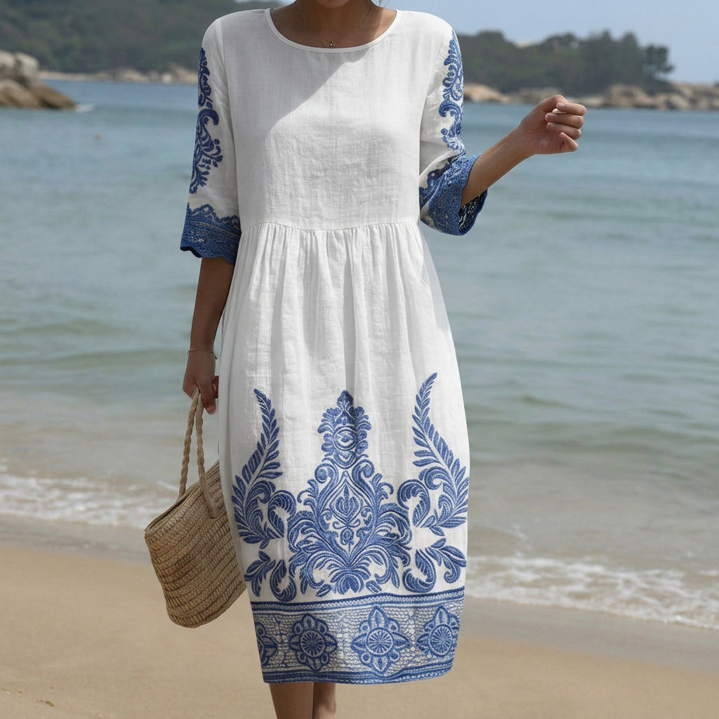 Weißes Maxikleid mit Rundhalsausschnitt, blauem Rankenmuster und 3/4-Ärmeln