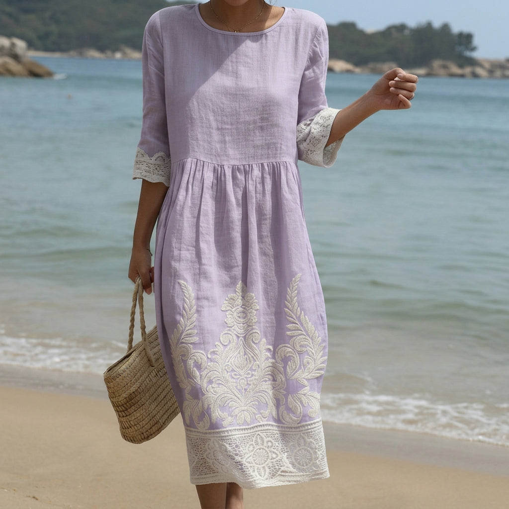 Helllila Maxikleid mit Rundhalsausschnitt, 3/4-Ärmeln und Blumenmuster im Saumbereich