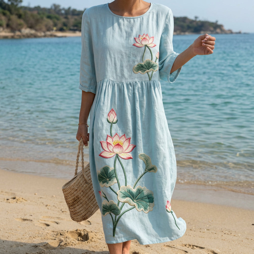 Hellblaues Maxikleid mit kurzen Ärmeln, gerafftem Bund und Lotus-Stickerei
