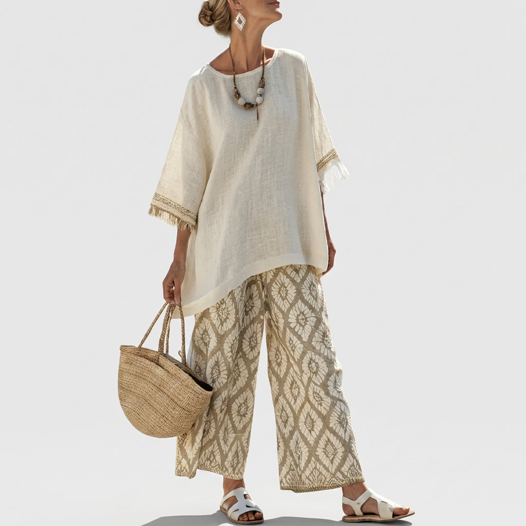 Boho-Chic-Set: offwhite Tunika mit Fransärmeln und weiten gemusterten Hosen