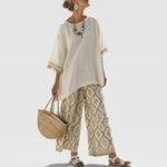 Boho-Chic-Set: offwhite Tunika mit Fransärmeln und weiten gemusterten Hosen