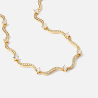 Judith – Goldene Halskette mit geometrischem Design
