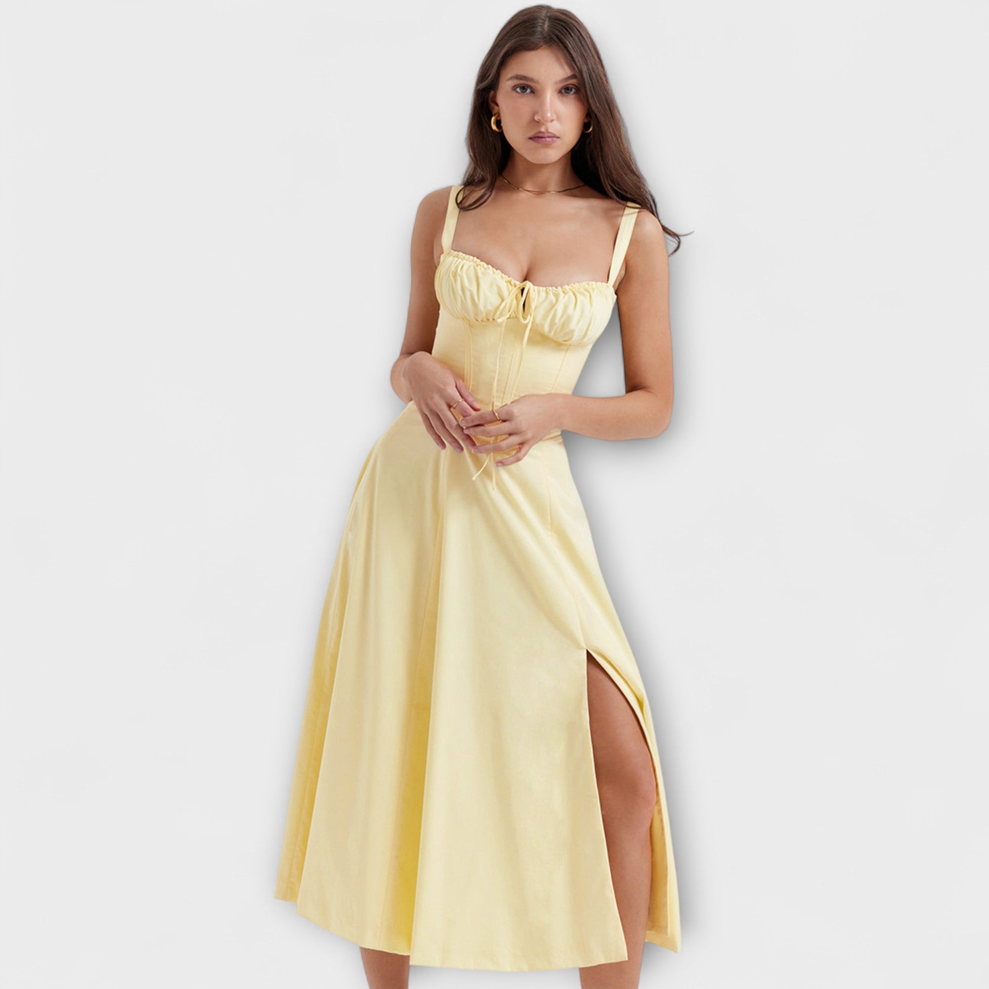 Zipporas Bustierkleid in Gelb, Raffung am Oberteil, vorderer Schlitz, knielang