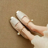 Orthopädische Mary Janes in Beige mit Perlenriemen und schmalem Absatz