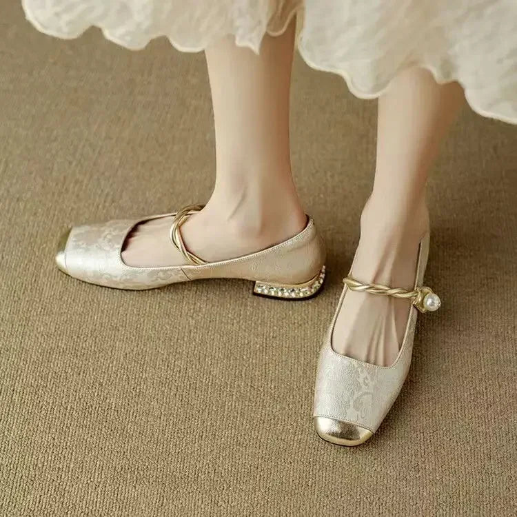 Orthopädische Mary Janes in Beige mit Perlenriemen, klassischer Mary-Jane-Form