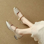 Orthopädische Mary Janes in Beige mit Perlenriemen und verziertem Absatz