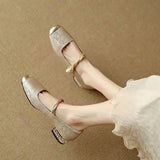 Orthopädische Mary Janes in Beige mit Perlenriemen und verziertem Absatz