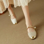 Orthopädische Mary Janes in Beige mit Perlenriemen und goldfarbener Kappe