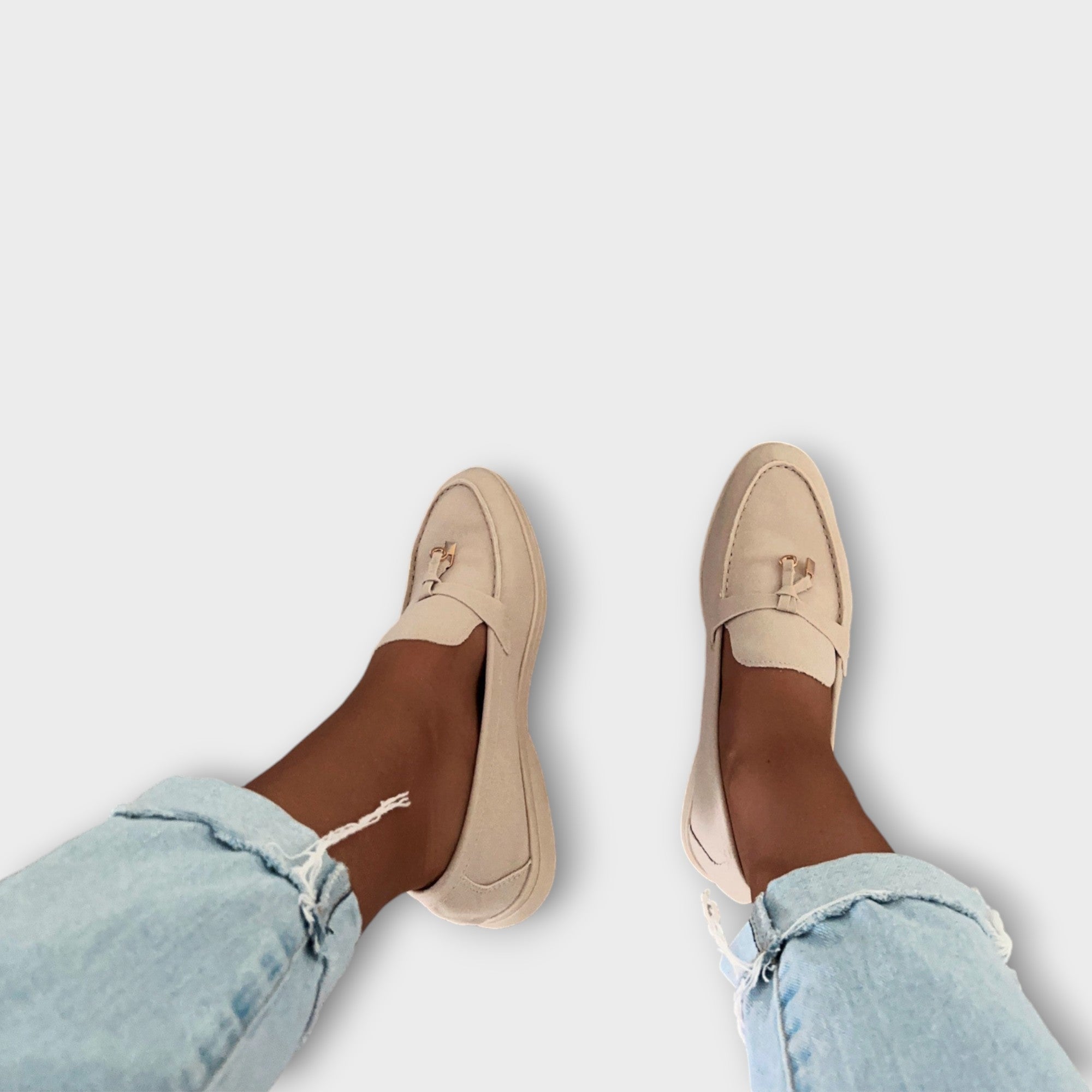 Beige Slipper im Paar, geschlossener Vorderfuß mit Riemen und Zierdetail