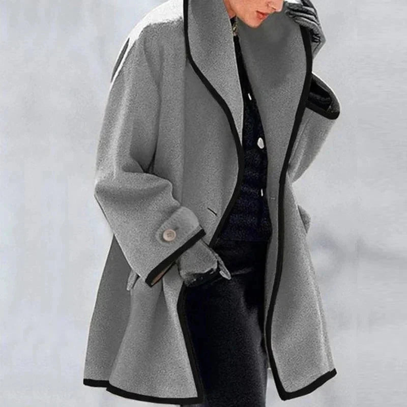 Fleecejacke mit Reverskragen und Knopfverschluss, grauer Farbton, lange Ärmel, seitliche Taschen