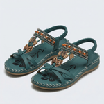Boho-Sandalen aus Leder, dunkelgrün mit Schmuckdetails und Schnürriemen, flache Sohle