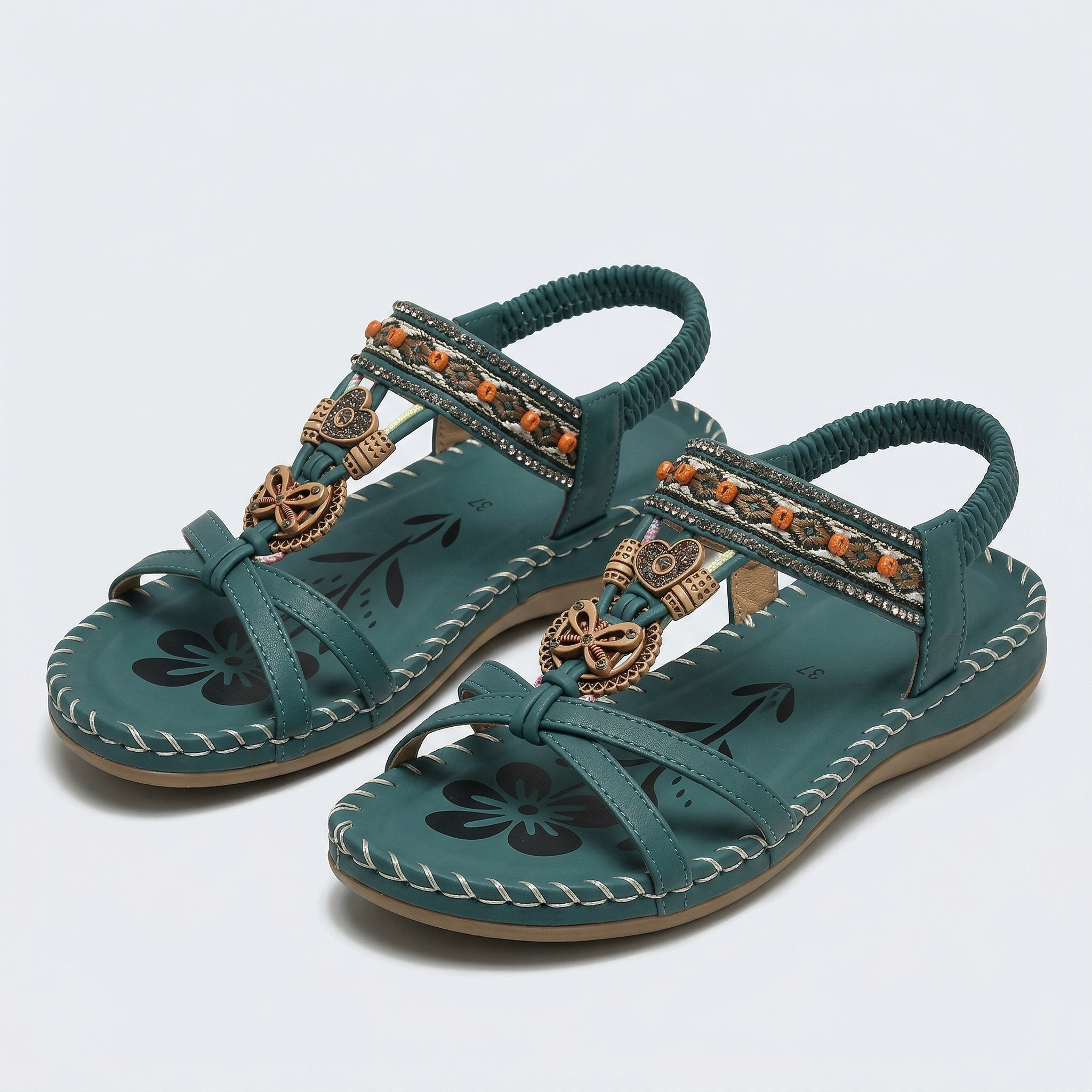 Boho-Sandalen aus Leder, dunkelgrün mit Schmuckdetails und Schnürriemen, flache Sohle