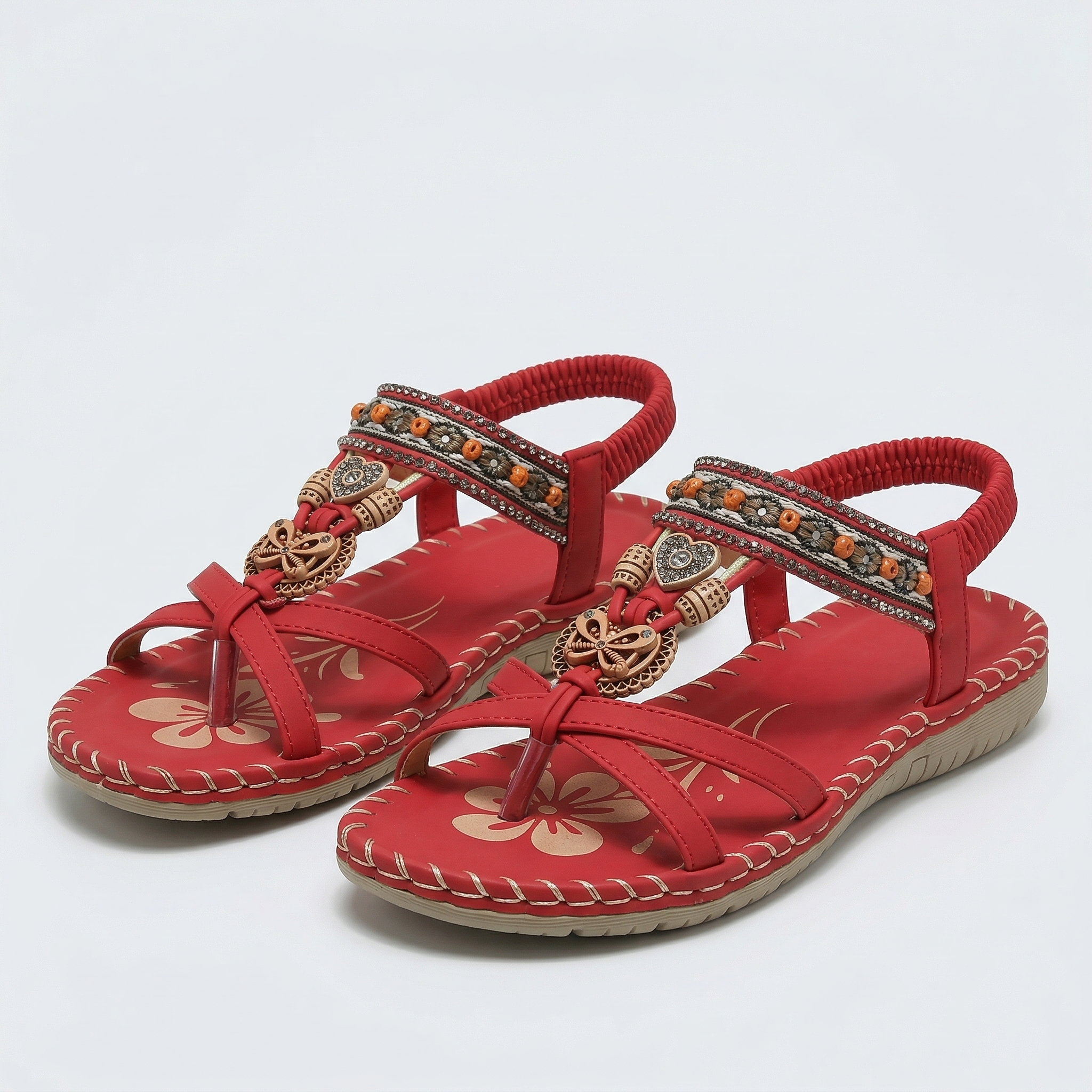 Boho-Sandalen rot, Riemen mit Schmuckelementen, flache Sohle mit Ziernähte