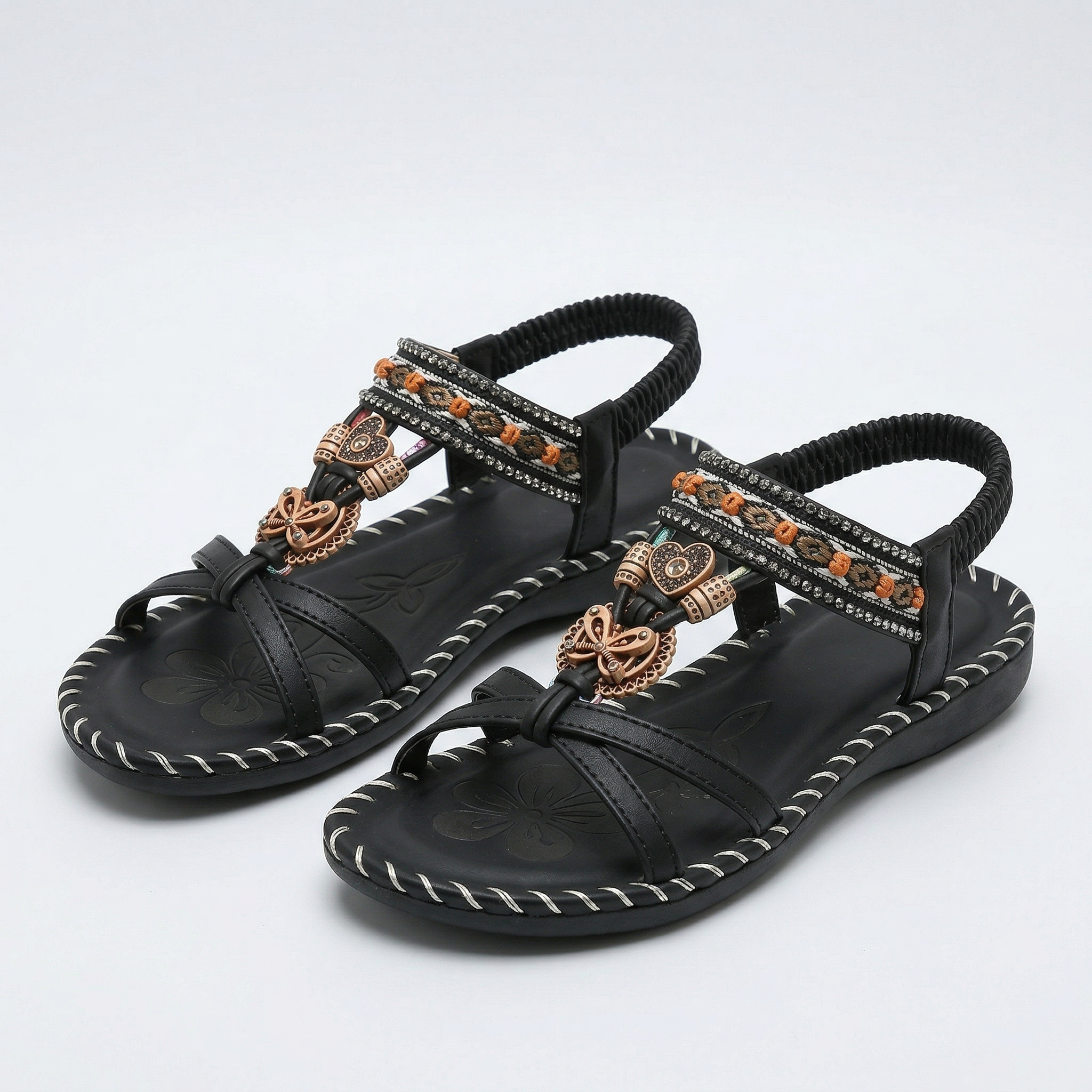 Boho-Sandalen schwarz mit Schmuckdetail an Riemen, geflochtene Ziernaht, flach