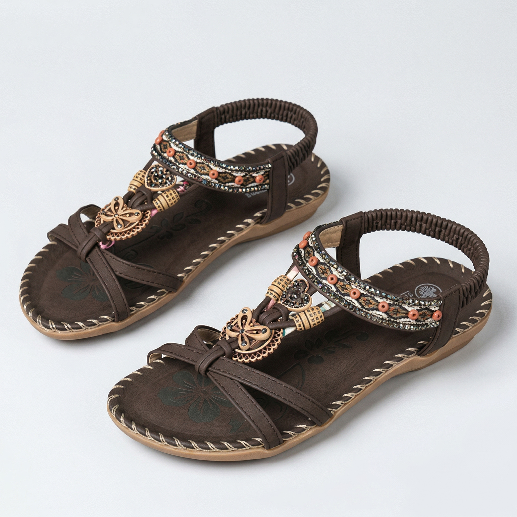 Braune Boho-Sandalen mit Zehensteg, verzierten Riemen und Schnalle