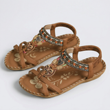 Braune Boho-Sandalen mit Zehensteg, ornamentierten Riemen und geflochtenem Fersenband