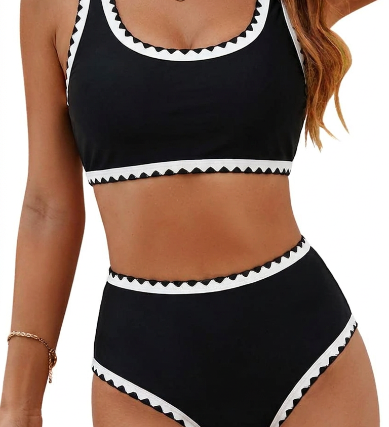 Bauch-Weg-Bikini in Schwarz mit weißem Zackenband, Neckholder-BH und hohen Slips