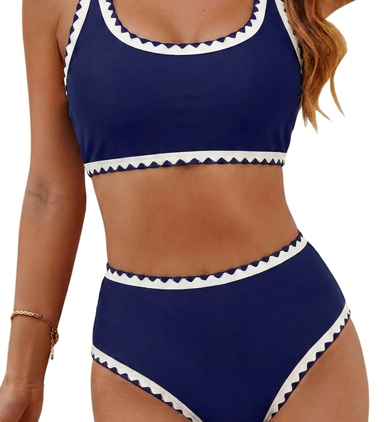 Bauch-Weg-Bikini in Marineblau mit weißem Zackenband, Neckholder-BH und hohen Slips