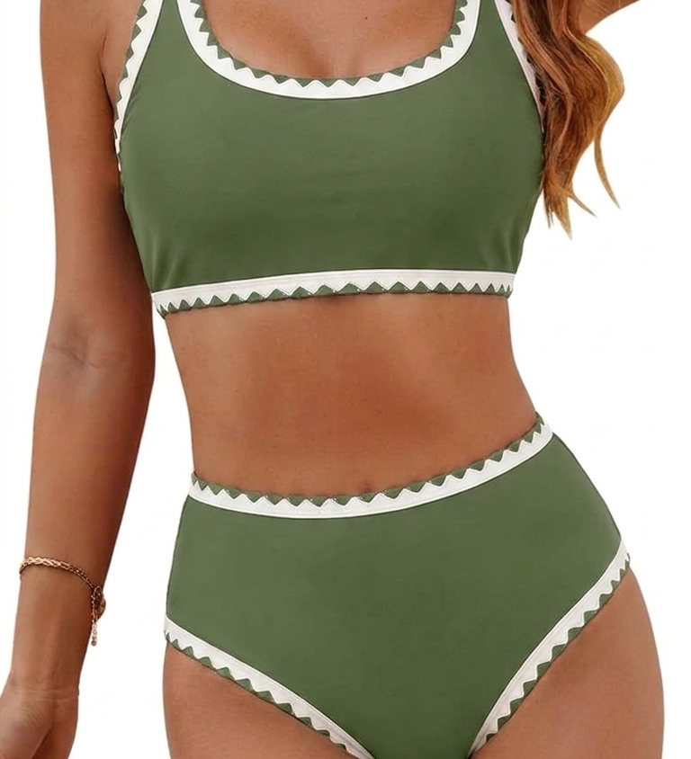 Bauch-Weg-Bikini in Grün mit weißem Zackenband, Neckholder-BH und hohen Slips