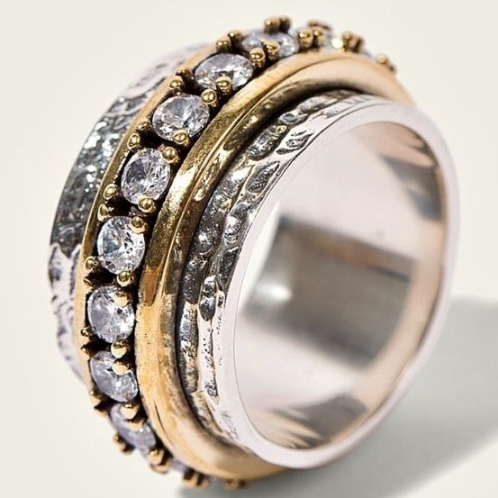Antiker Ring in Gold und Silber mit klaren Zirkonia, strukturierter Ringschiene