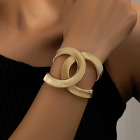 "Elegantes doppelt vergoldetes Armband" can be rewritten as "Stilvolles doppelt vergoldetes Armband".