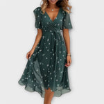 Grünes Damenkleid mit V-Ausschnitt, kurzen Ärmeln und geraffter Taille