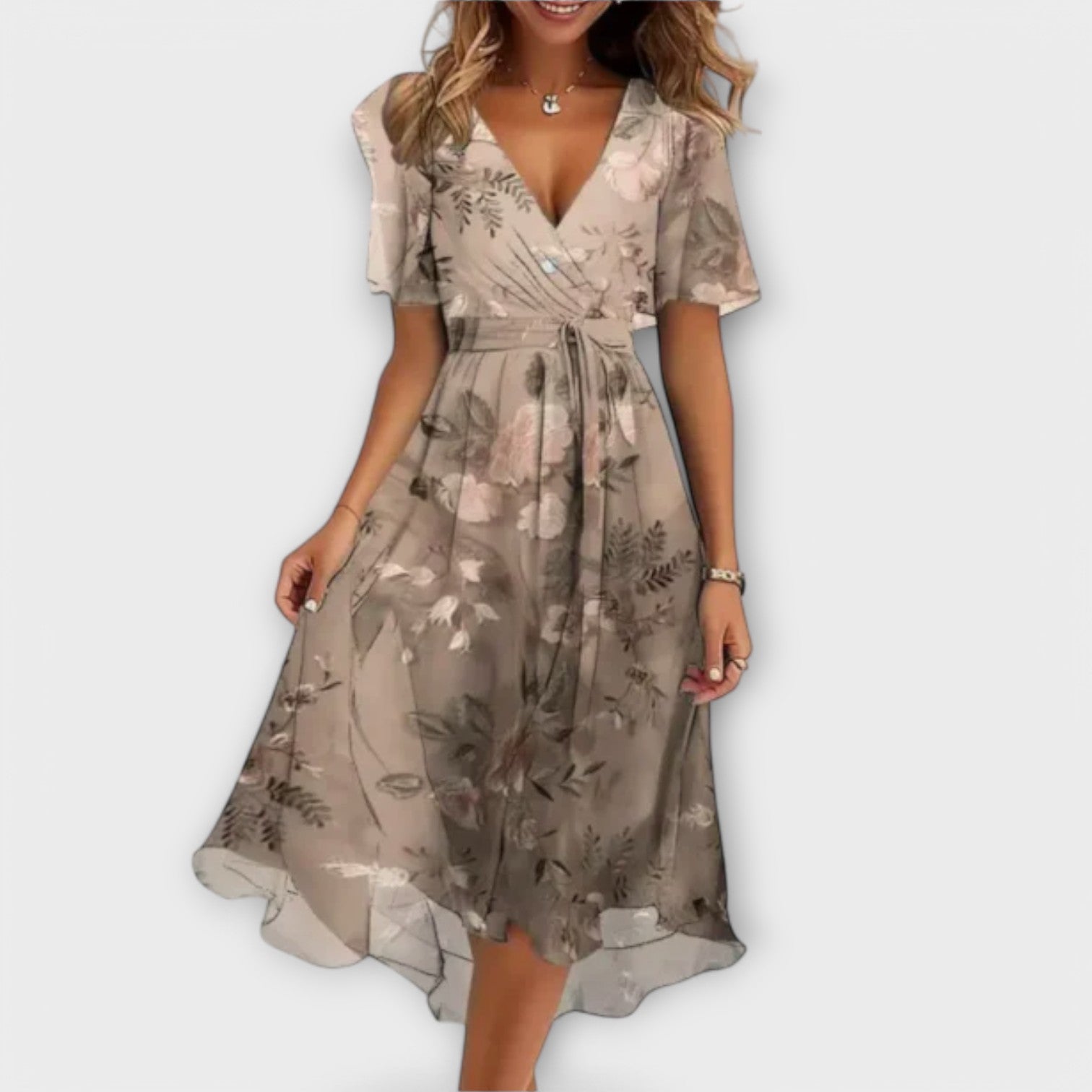 Beiges Damenkleid mit V-Ausschnitt, kurzen Ärmeln und geraffter Taille