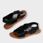 Schwarze Damen-Sandalen mit Schnalle, flache Sohle, breiter Riemen über dem Fuß