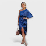Blaues Satin-Abendkleid schräger Ausschnitt, drapiert mit seitlichem Schlitz