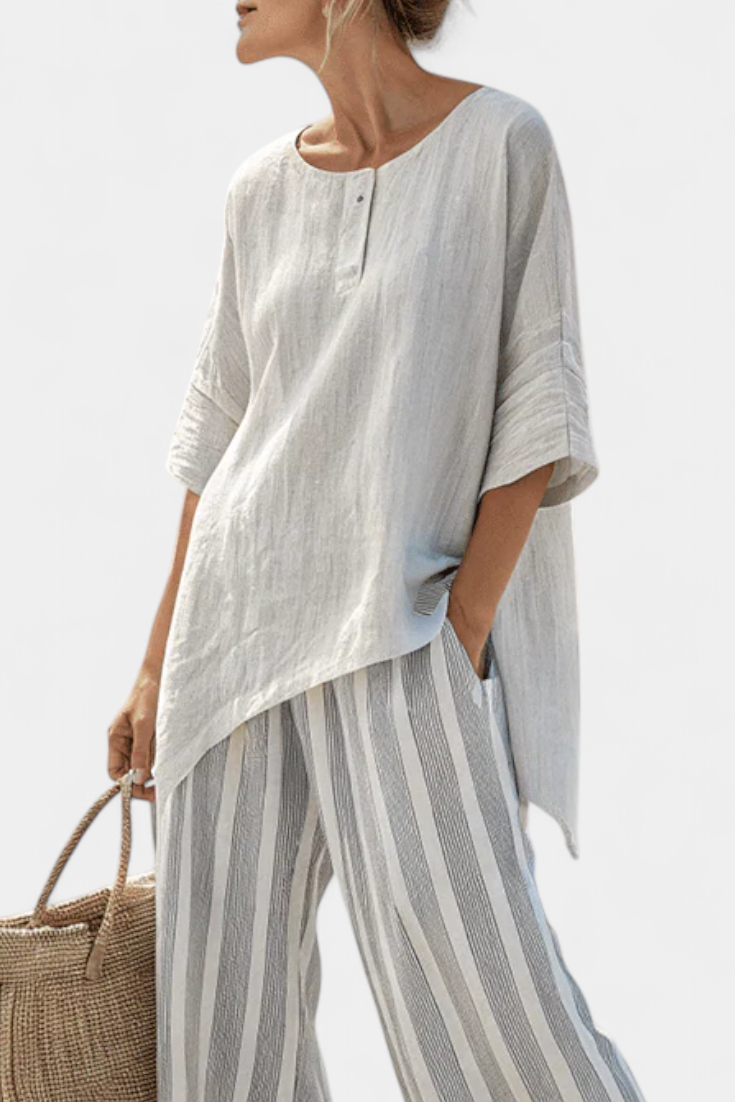 Asymmetrische Bluse mit Knopfleiste und gestreifter, weiter Hose in Hellgrau